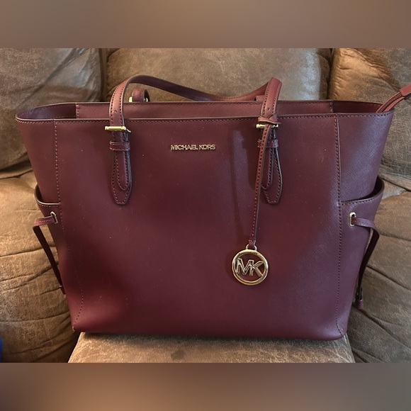Michael Kors Handbags - Michael Kors Gilly LeaterTote Bag with Gold Hardware Excellent Condition!